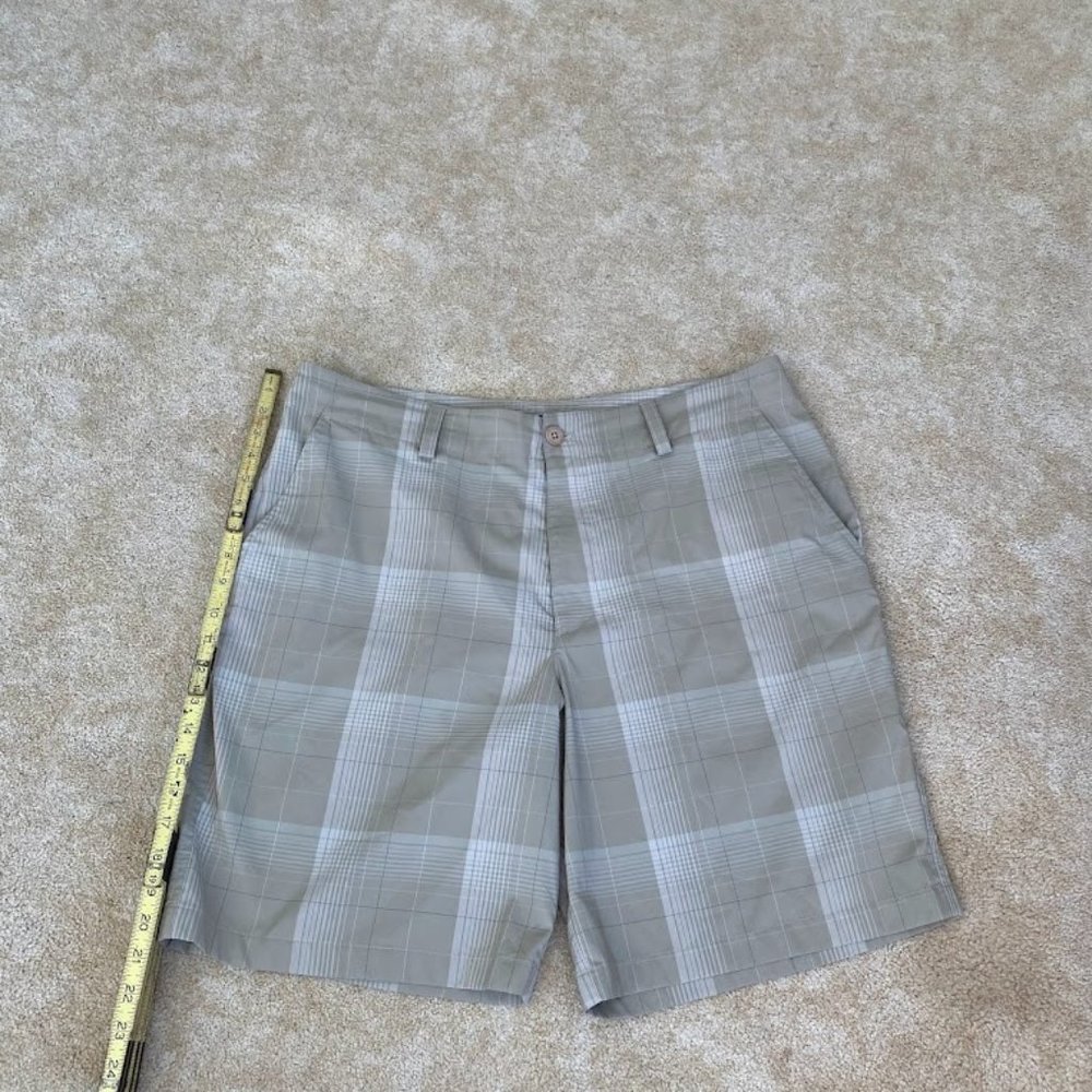 Under Armour Casual Golf Shorts Men’s 36(All of my clothing is $5/$10)